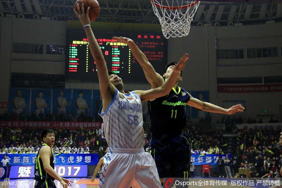 红山论剑:新疆飞虎撕裂华南虎,周琦制霸内线送五记大帽 篮下一片混战,朱芳雨在肌肉丛林中高高跃起,用经验和卡位争夺着每一个宝贵的篮板球。