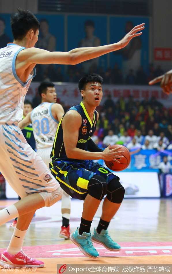 红山论剑:新疆飞虎撕裂华南虎,周琦制霸内线送五记大帽 布拉奇在比赛中展现全能身手,面对防守球员的干扰,他依然自信地掌控着球队的进攻节奏。