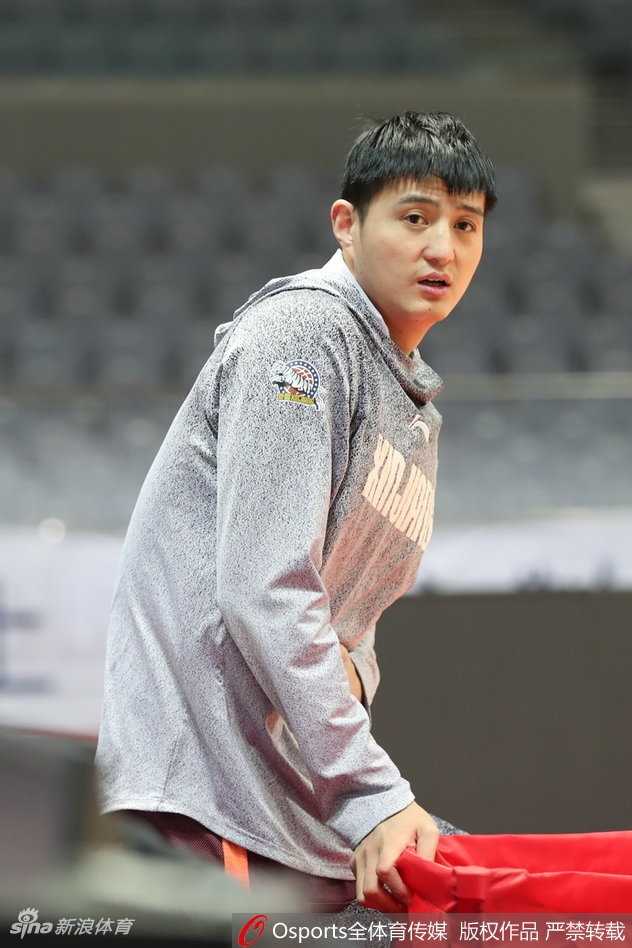 年轻锋线阿不都沙拉木在训练间隙低头沉思，眼神中透露出超越年龄的沉稳，这位潜力新星正在蓄力待发。