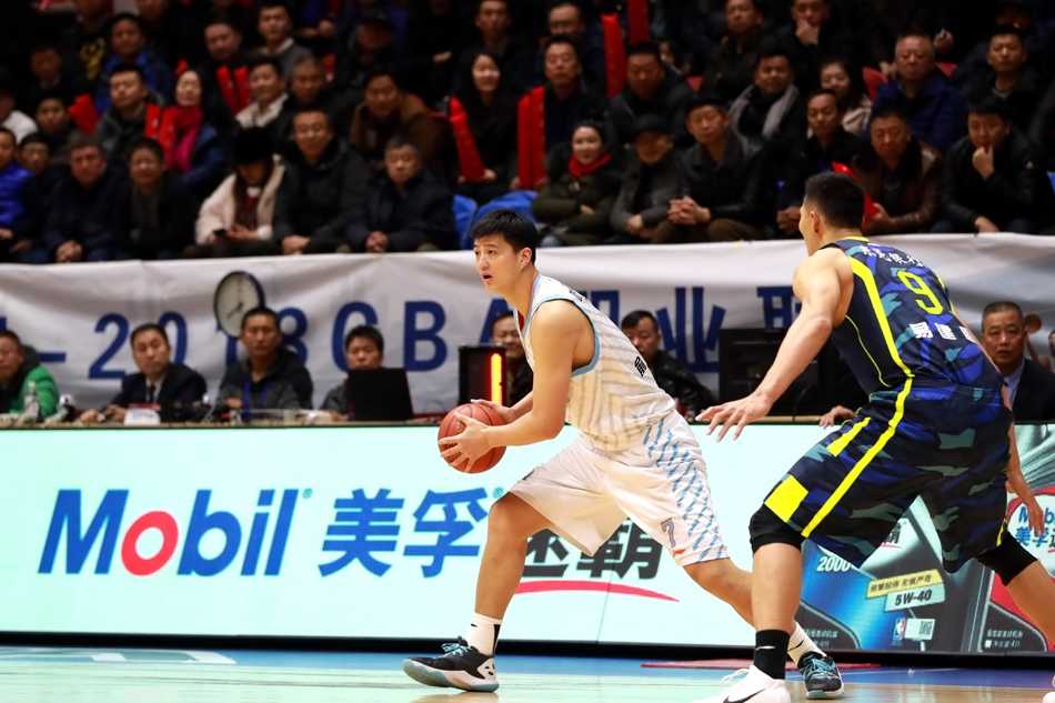 达柳斯-亚当斯在广东队多人围堵下高高跃起，眼神如刀，三分线外手起刀落，用末节14分的无解表现亲手埋葬了比赛悬念。