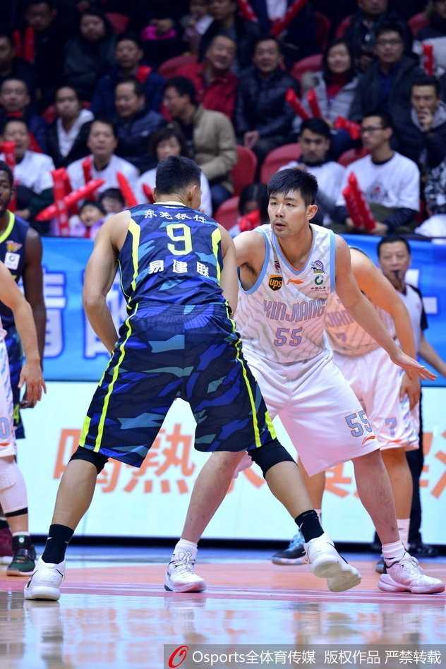 比赛结束瞬间，亚当斯被队友簇拥，38分8篮板7助攻的全能数据，让他在这片场地上宛如不可战胜的战神。