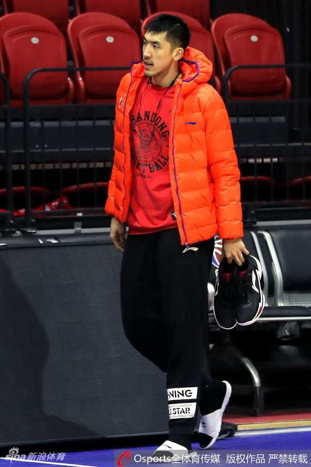 小外援劳森在训练中轻松突破防线，他灵巧的控球和精准的跳投，是山东队撕开对手防守的利刃。