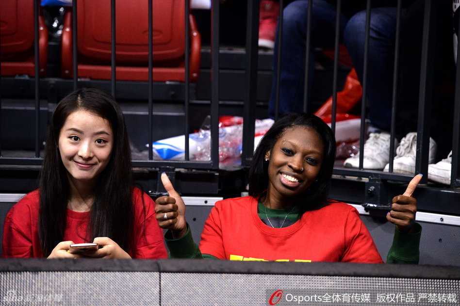 红山馆里最美的风景线 孙桐林爱妻与亚当斯女友场边助威记 镜头拉近,孙桐林妻子面容清秀,在喧闹的球馆里她静静注视着场内,周围沸腾的球迷与她安静的姿态形成动人对比。