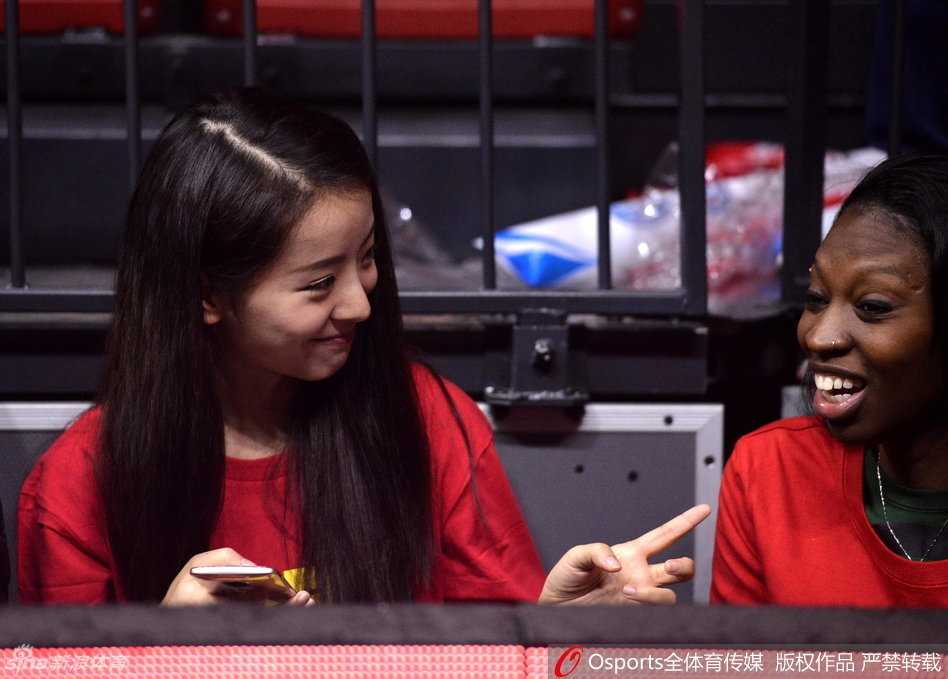 红山馆里最美的风景线 孙桐林爱妻与亚当斯女友场边助威记 比赛中出现精彩回合,孙桐林妻子起身鼓掌,笑容腼腆却真诚,眼中闪烁着对丈夫精彩表现的自豪光芒。