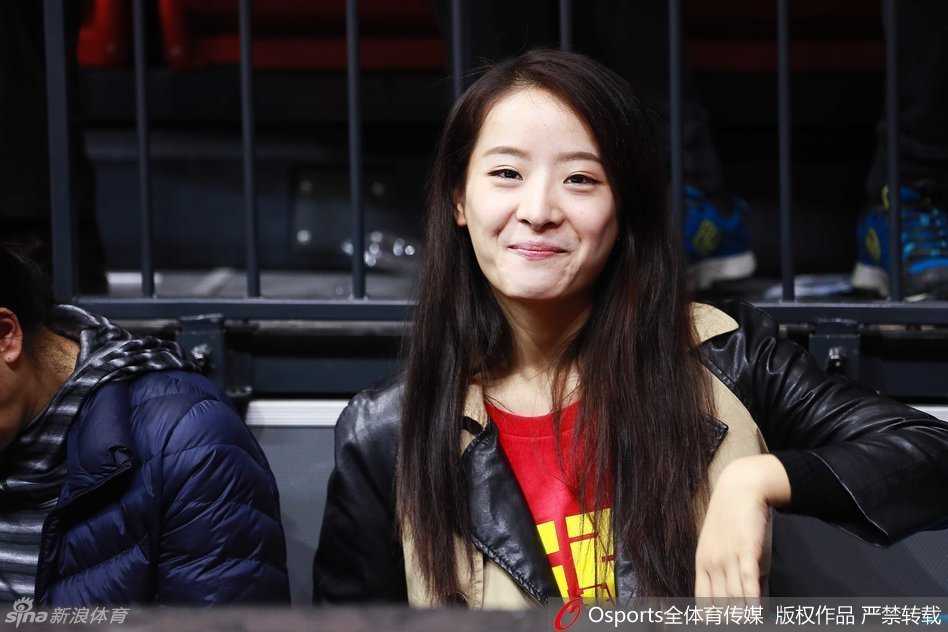 红山馆里最美的风景线 孙桐林爱妻与亚当斯女友场边助威记 赛后气氛中,两位女士整理衣着准备离场,脸上依然挂着意犹未尽的笑意,仿佛还在回味刚才那场属于新疆的胜利。