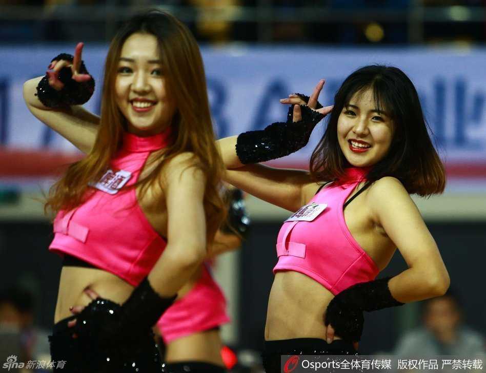 红扇摇曳燃赛场,篮球宝贝演绎青春热舞风情 表演进入高潮,所有队员聚拢又散开,构成一幅绚丽的“集体造型”画面,扇子与彩带交织,宛如一朵盛开的鲜花绽放在篮球场上。