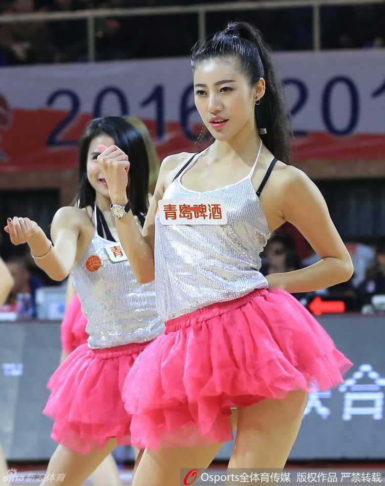 红扇摇曳燃赛场,篮球宝贝演绎青春热舞风情 身穿亮蓝色短裙的篮球宝贝们在场上排成整齐的队形,她们高扎马尾,随着节拍扭动腰肢,整齐划一的动作洋溢着无法抵挡的青春活力。