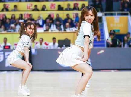 篮球宝贝在赛场中央微笑致意，那神似林志玲的甜美面容和亲切眼神，仿佛一缕春风拂过整个球馆