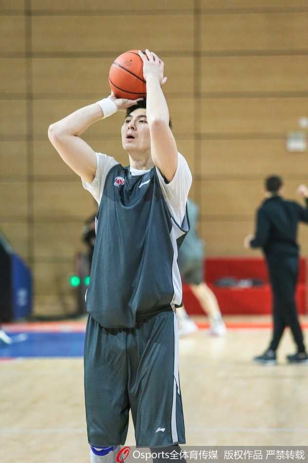 场边主教练双手抱头神情紧张，助教眉头紧锁，替补席球员焦急站立关注场内