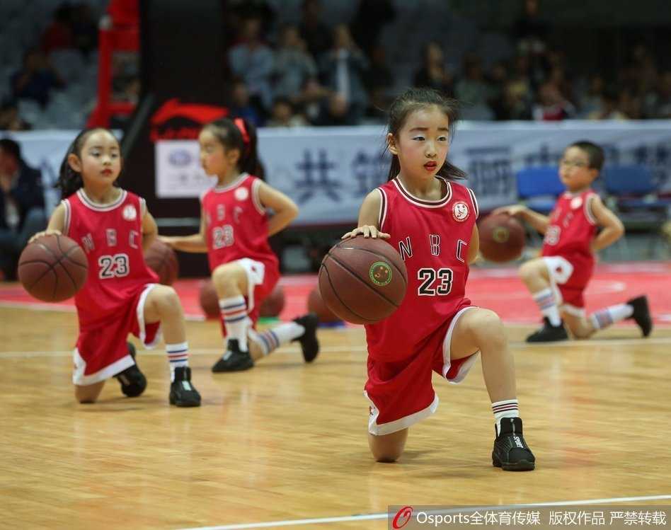 绿茵追风少年:从帕米尔高原到聚光灯下,足球小将的热血征途 绿茵场上,一名小球员正在进行激烈的拼抢,他双脚离地,身体舒展,与对手形成强烈的动感对比,定格了少年奋勇争先的瞬间。