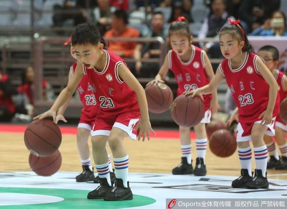 绿茵追风少年:从帕米尔高原到聚光灯下,足球小将的热血征途 进球后的小球员兴奋地奔跑庆祝,身后的队友张开双臂追赶,脸上洋溢着最纯粹的快乐与自豪,整个画面都被少年的喜悦所感染。