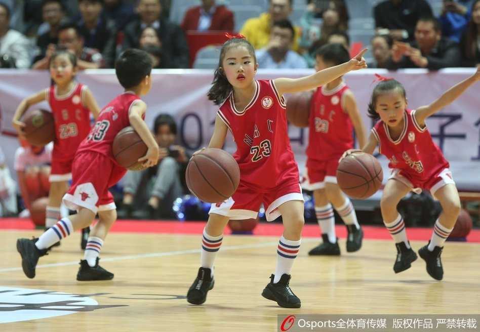 绿茵追风少年:从帕米尔高原到聚光灯下,足球小将的热血征途 赛前,几名小球员围成一圈,手搭着队友的肩膀,齐声高喊加油,眼神中充满了信任与坚定,团队的凝聚力在这一刻展现得淋漓尽致。