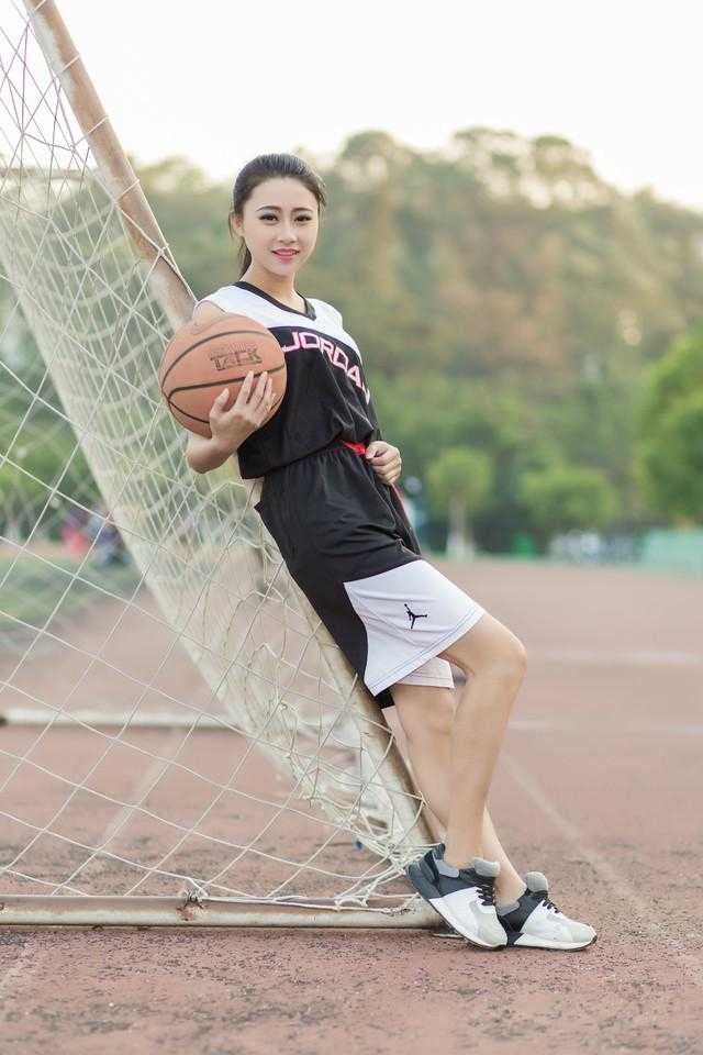 表演结束后，这位篮球宝贝在退场时轻撩秀发，绿色的衣摆在转身时轻轻飘起，白色热裤在灯光下格外耀眼，她不经意间流露出的轻松神态，成为赛后一道令人回味的风景。