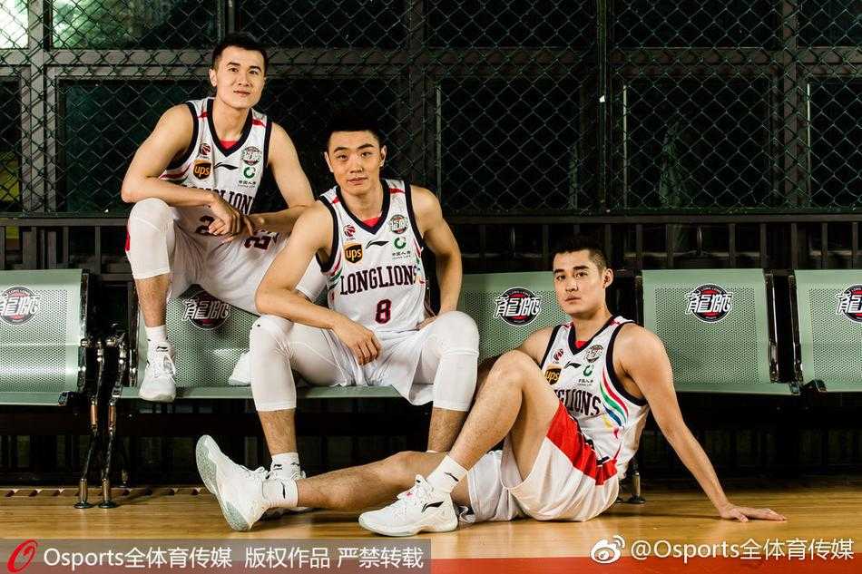 羊城新狮魂:广州龙狮男篮的光影征程与新季展望 在影棚的冷峻光影下,队员们排列成行,肌肉线条与坚毅神情在黑白对比中被完美勾勒,展现出一种属于力量与秩序的美感。