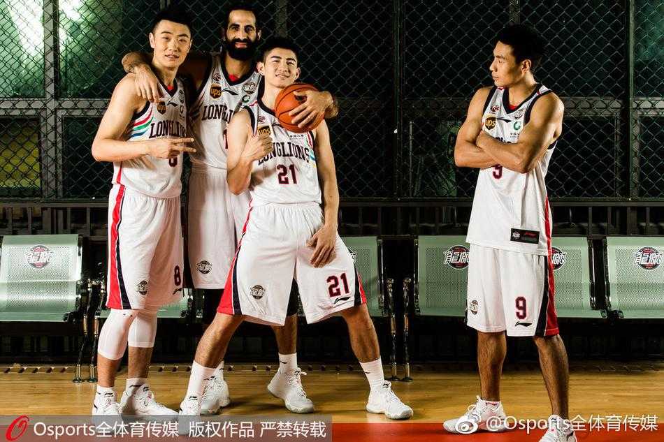 羊城新狮魂:广州龙狮男篮的光影征程与新季展望 内线悍将范子铭在镜头前挥汗如雨,动态的抓拍让画面充满了张力,仿佛下一秒他就要在禁区里上演一记势大力沉的暴扣。