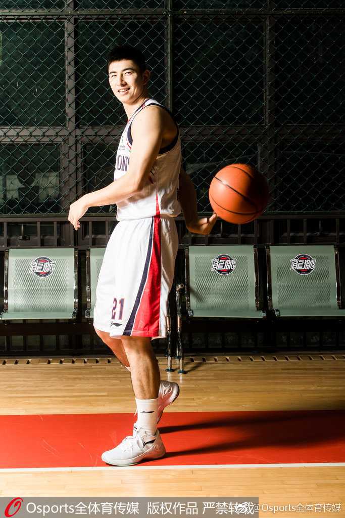 羊城新狮魂:广州龙狮男篮的光影征程与新季展望 在镜头聚焦下,广州龙狮的众将士们眼神如炬,身姿挺拔,仿佛即将踏上战场的雄狮,浑身散发着不可阻挡的锐气。