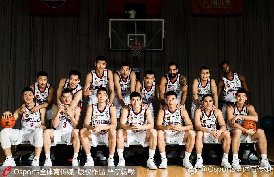 羊城新狮魂:广州龙狮男篮的光影征程与新季展望 身着崭新战袍的陈盈骏与郭凯相视而笑,两位状元秀的青春气息扑面而来,仿佛预示着龙狮未来双星闪耀的后场希望。