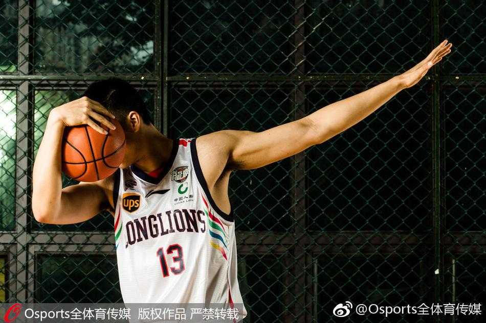 羊城新狮魂:广州龙狮男篮的光影征程与新季展望 全队围拢在一起,拳头紧握,呐喊声响彻影棚。这张大合影不仅仅是人的集合,更是将所有人对新赛季的渴望,凝聚成了一个不可分割的整体。