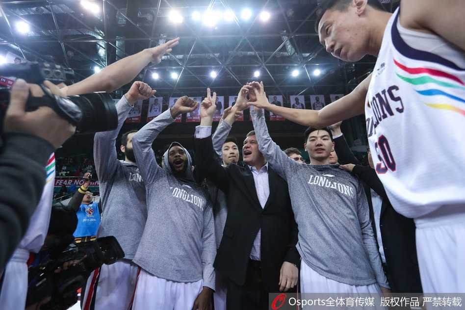 羊城破冰之夜:龙狮啸聚天河,终圆季后赛之梦 崔万军指导被兴奋的弟子们高高抛起,这一刻,所有的战术布置与辛勤汗水都化作了拥抱成功的喜悦。