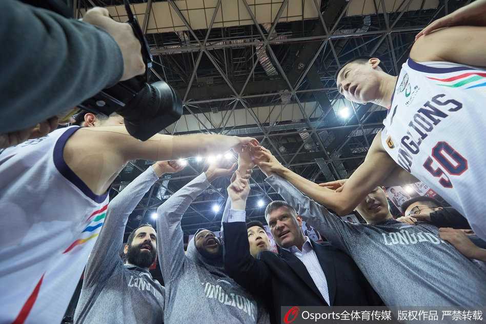 羊城破冰之夜:龙狮啸聚天河,终圆季后赛之梦 小将范子铭在吉林队高大内线面前高高跃起,眼神坚毅地摘下前场篮板,青春的活力在这一刻闪耀全场。
