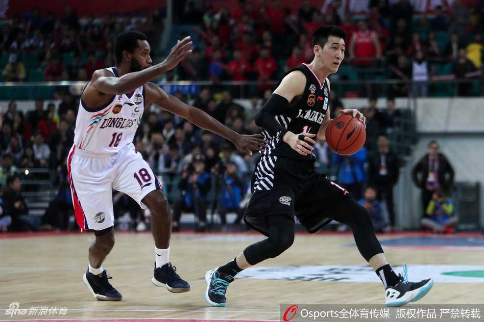 广州队年轻中锋范子铭面对老大哥韩德君，毫无惧色地跃起封盖，这次成功的防守让场边的替补席瞬间沸腾。