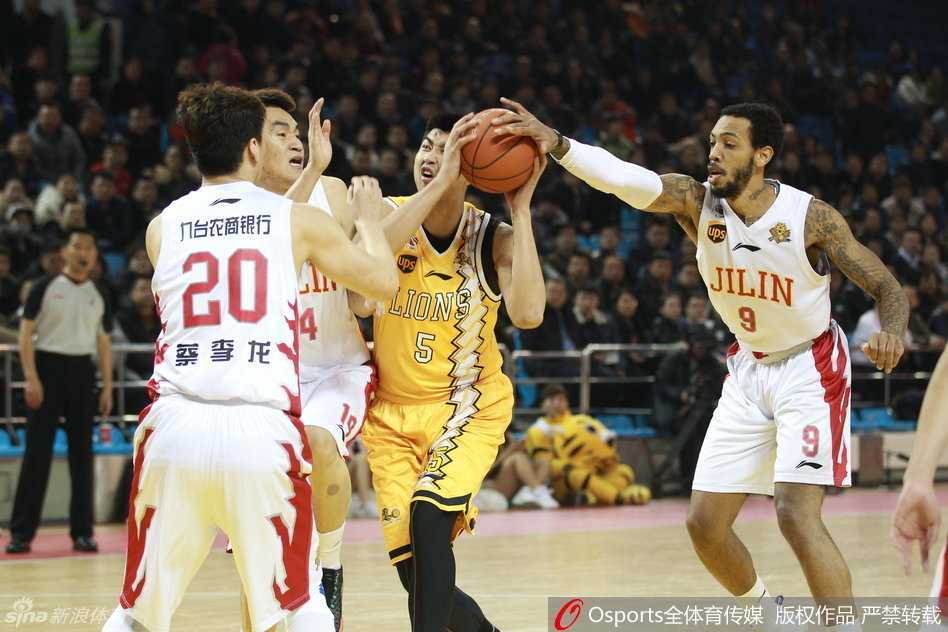 苏若禹像一台重型坦克般碾压禁区，用强悍的身体顶开防守，眼神里充满了对胜利的渴望与不屈的斗志。