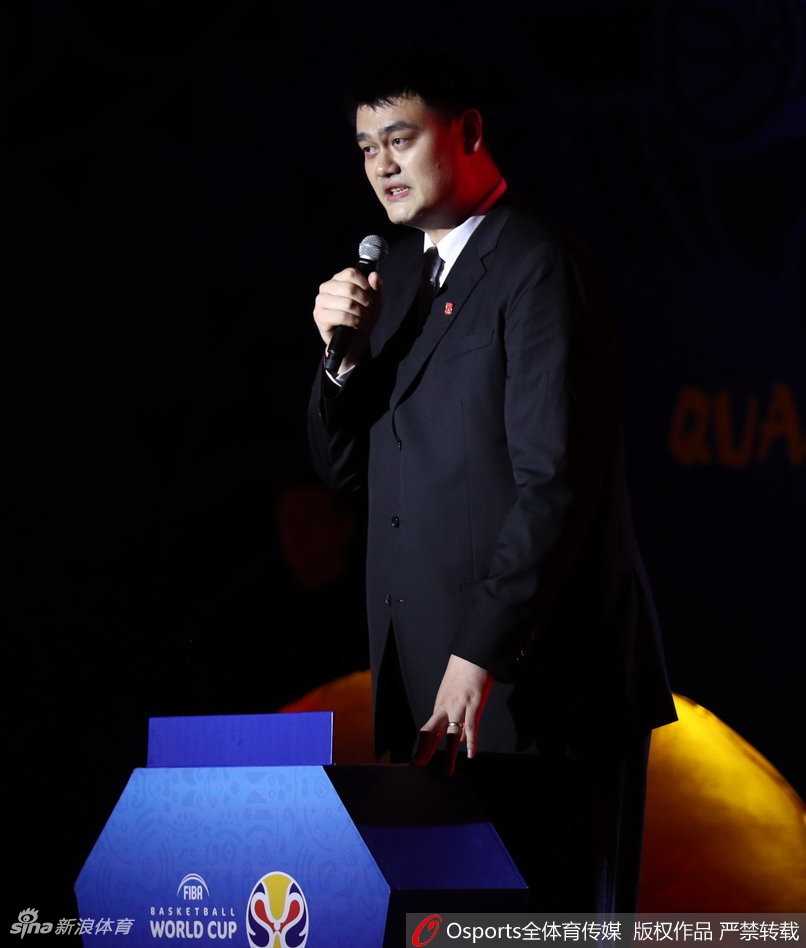 群星闪耀广州塔,男篮世界杯预选赛抽签揭晓“通往中国”之路 作为东道主的代表,易建联担任抽签嘉宾,他面带谦逊而自信的微笑走上台前,准备亲手决定亚太区诸强的命运走向。