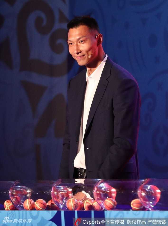 群星闪耀广州塔,男篮世界杯预选赛抽签揭晓“通往中国”之路 抽签嘉宾基里连科正凝神观看手中的签条,作为欧洲篮球的代表人物,他在广州塔上亲手翻开了亚洲区预选赛的序章。