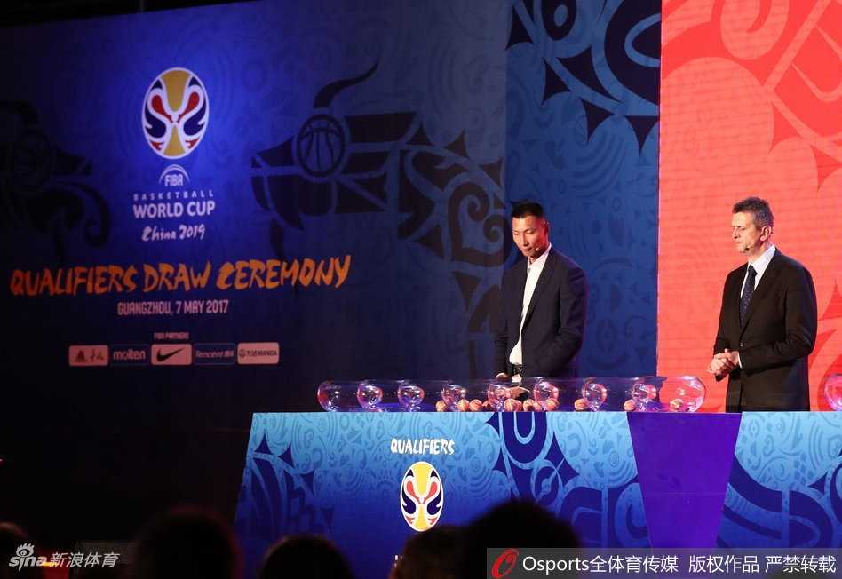 群星闪耀广州塔,男篮世界杯预选赛抽签揭晓“通往中国”之路 身着定制礼服的礼仪小姐步履轻盈,她双手稳稳托举着透明的亚克力抽签缸,缸内的签条在灯光下格外引人注目,静待嘉宾开启。