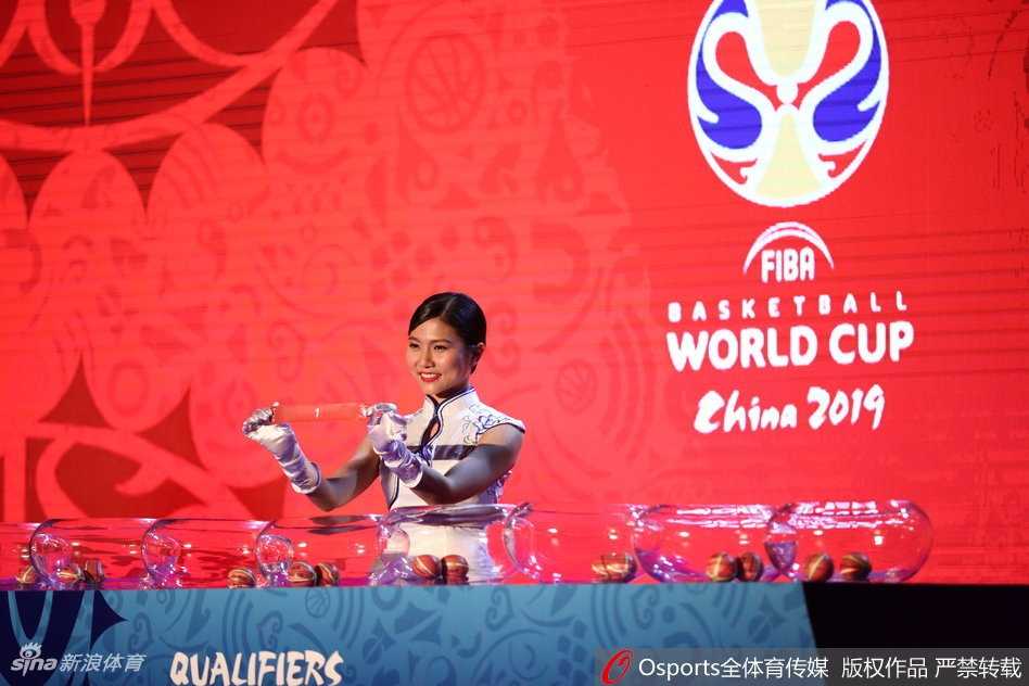 群星闪耀广州塔,男篮世界杯预选赛抽签揭晓“通往中国”之路 NBA传奇巨星皮蓬在抽签台前,他刚刚拆开写有“中国”的签条,这张纸片决定了东道主将在预选赛阶段与新西兰、韩国和中国香港同组。