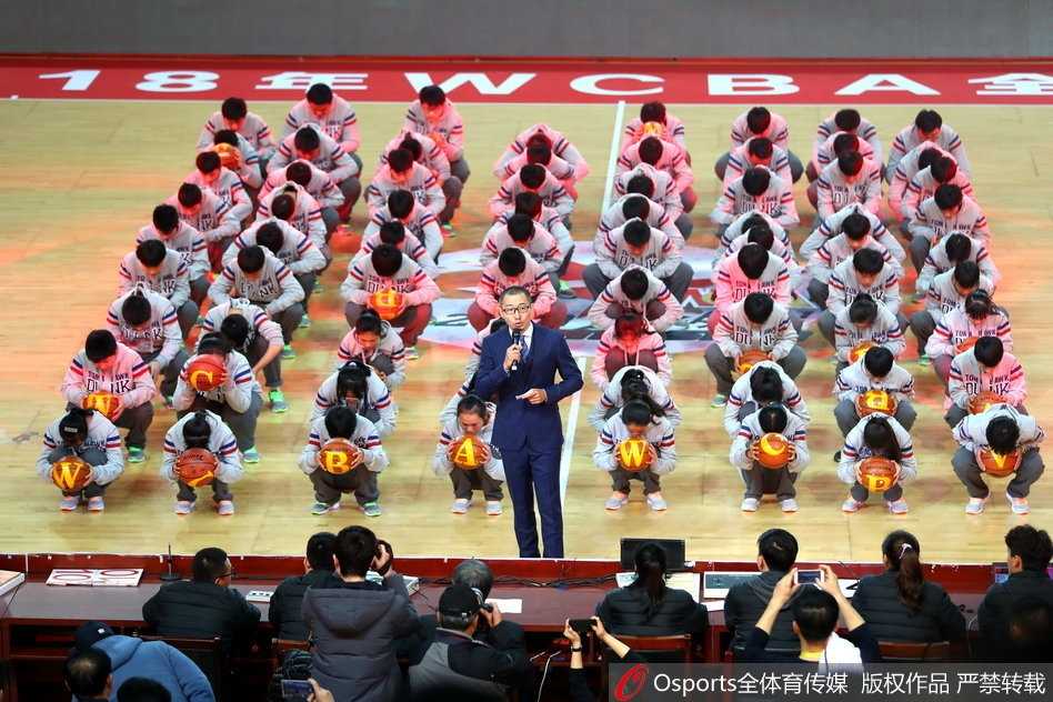 璀璨灯光照亮南昌国体中心，WCBA全明星周末的大幕在激昂的军乐与动感的旋律中轰然拉开，现场气氛瞬间被引爆。