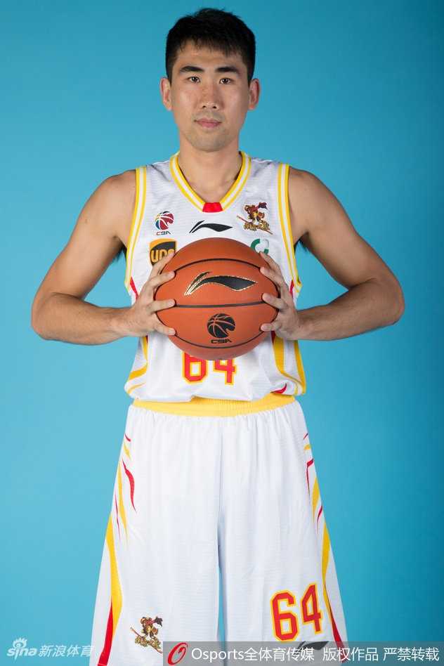 球队的最后一组群像，背景深邃，球员们或坐或立，定格成一支球队向着新赛季进发的全家福。