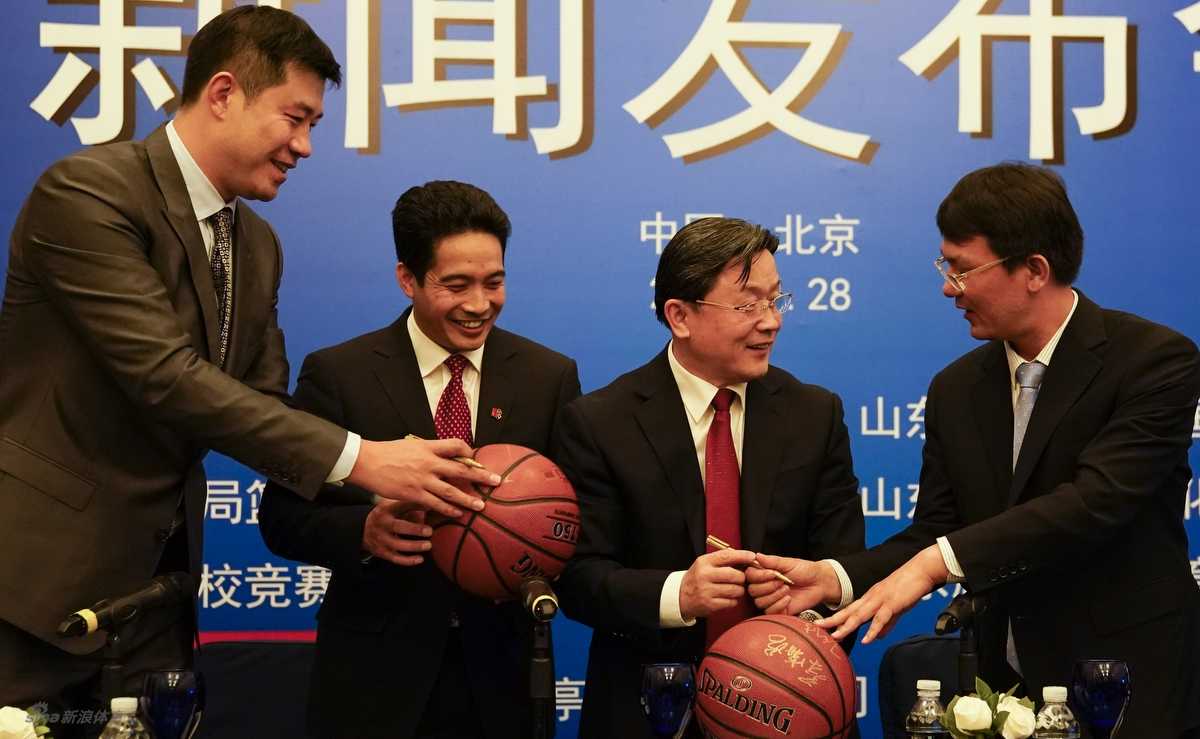 发布会迎来高光时刻，几位领导和嘉宾同时将手放在启动装置上，随着大屏幕数字的跳动，2017第二届全国体育院校篮球联赛正式宣告启动，现场气氛瞬间被点燃