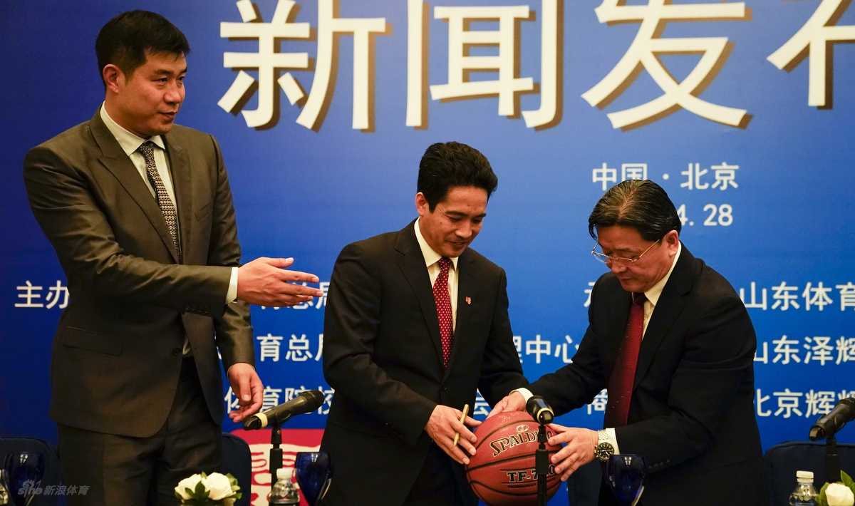 发布会特别设置了签名留念环节，一只崭新的篮球在嘉宾手中传递，大家纷纷在上面签下名字，寓意着众人拾柴火焰高，共同为联赛的美好未来送上祝福