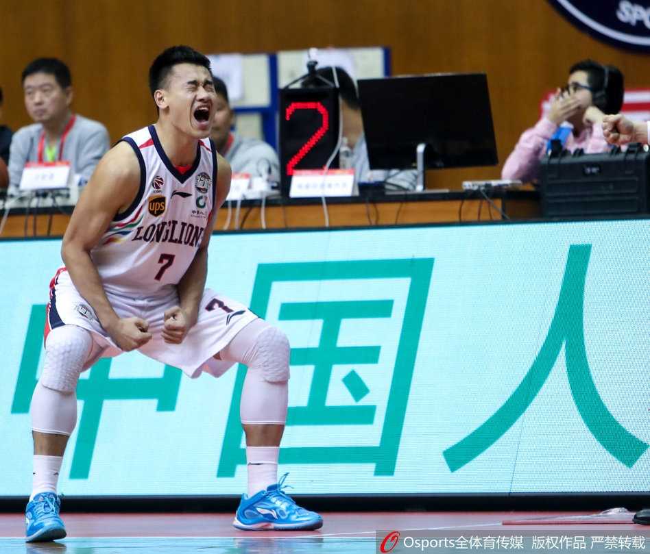 群雄逐鹿,定格经典瞬间——二〇一七至一八赛季CBA第十二轮全景回顾 北京外援杰克逊闪电突破,面对辽宁双人夹击空中拉杆上篮,以一敌三展现超强个人能力