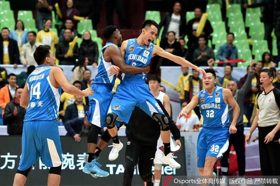 群雄逐鹿,定格经典瞬间——二〇一七至一八赛季CBA第十二轮全景回顾 广州外援克里斯顿抛投准绝杀瞬间,皮球越过防守指尖,全场目光凝固于那道完美的弧线