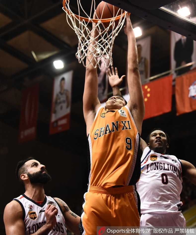 群雄逐鹿,定格经典瞬间——二〇一七至一八赛季CBA第十二轮全景回顾 广东队长周鹏底角三分冷血出手,皮球应声入网瞬间,他振臂怒吼,铁血队长彰显领袖气质