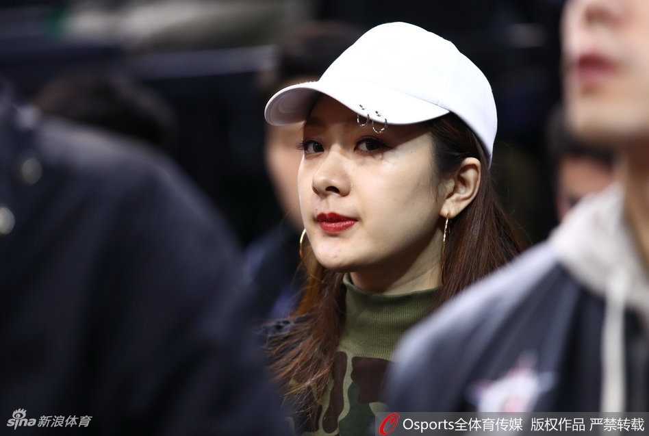 翟晓川携爱妻甜蜜亮相全明星 场边伉俪情深成星锐赛别样风景 翟晓川与妻子在观赛间隙甜蜜互动,杨思雨长发披肩,身穿简约白色上衣,翟晓川则满脸笑意地看向镜头,两人的好心情一览无余。