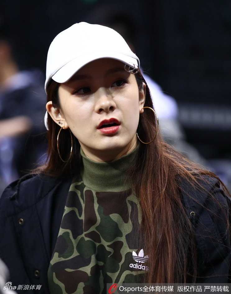 翟晓川携爱妻甜蜜亮相全明星 场边伉俪情深成星锐赛别样风景 翟晓川的妻子杨思雨单人肖像,她微微侧头,五官精致立体,穿着休闲又不失时尚感,展现出CBA太太团成员的出众气质与高颜值。