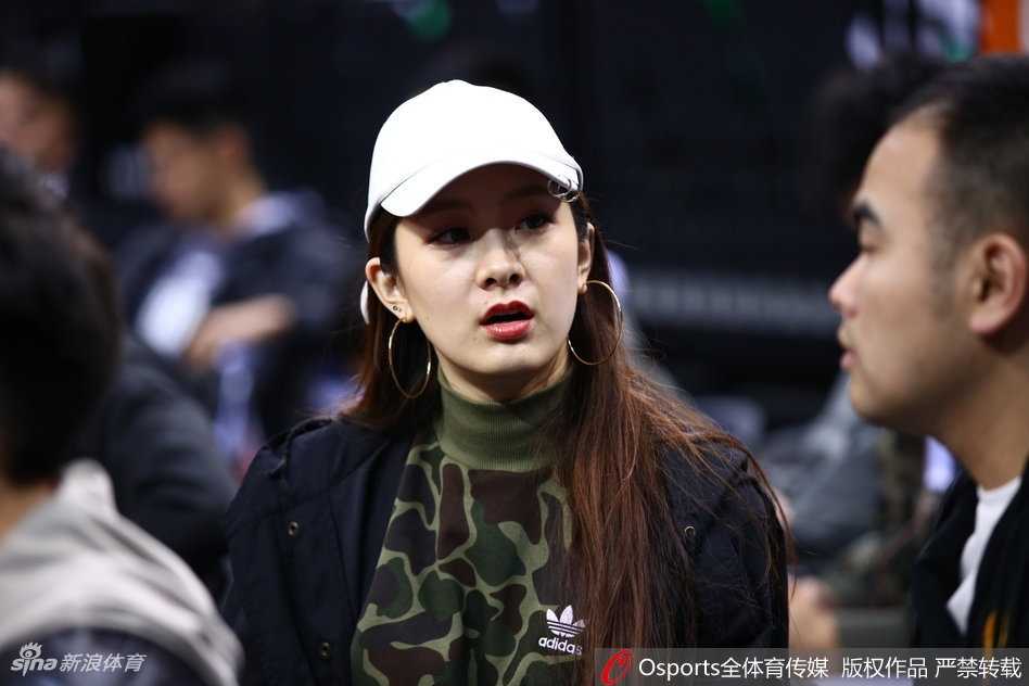 翟晓川携爱妻甜蜜亮相全明星 场边伉俪情深成星锐赛别样风景 翟晓川与妻子在观赛期间,杨思雨拿着手机似乎在与亲友分享现场的喜悦,翟晓川则揽着妻子的肩膀,保护欲十足,画面定格在两人温馨幸福的瞬间。