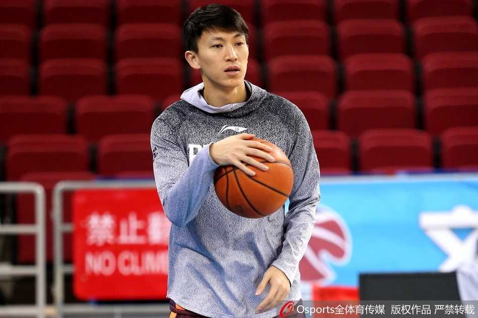 训练间隙，北京男篮的教练组正在给队员们布置战术，助理教练手持战术板比划着，包括翟晓川在内的球员们围成一圈，认真聆听。