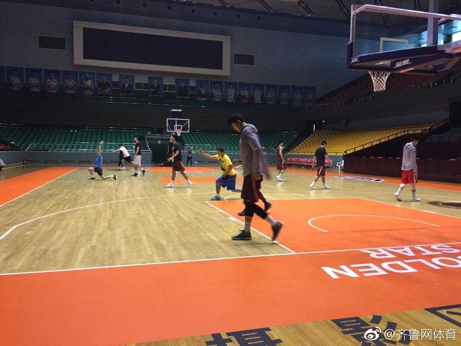 张庆鹏在训练中一丝不苟，仿佛在实战中一般，正在进行运球后的急停跳投，篮球在空中划出优美弧线。