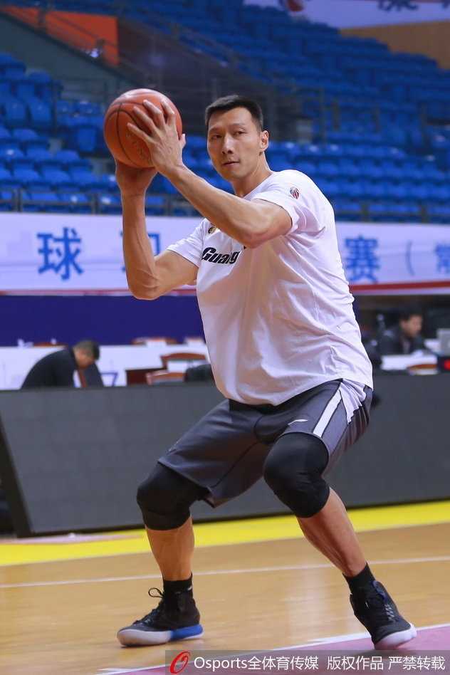 在球队公开训练课上，易建联神情自若地聆听教练布置，眼神中透着专注与平静，丝毫不见大战前的紧张感。