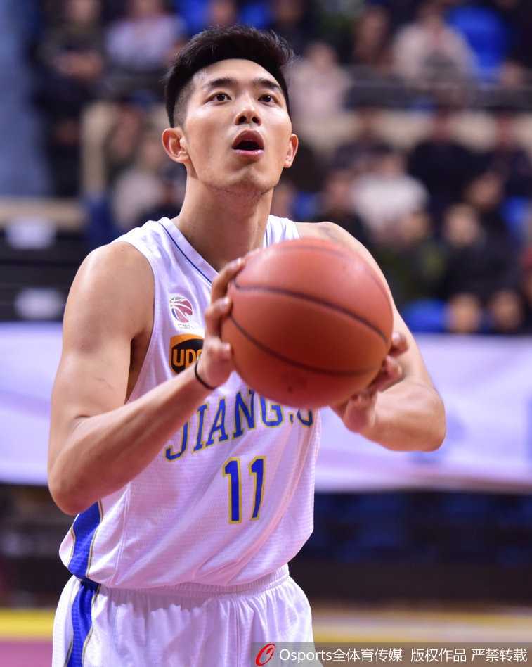 肯帝亚主场大胜八一止颓势,本土双塔联手爆发送对手九连败 江苏肯帝亚外援拉杜利察背身单打,用强壮的身体卡住位置,转身勾手命中,展现欧洲内线的细腻技术