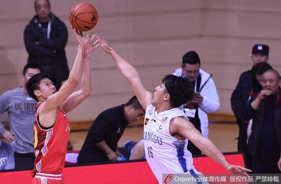 肯帝亚主场大胜八一止颓势,本土双塔联手爆发送对手九连败 老将易立犹如一道白色闪电,运球突破八一队的层层防线,轻盈地将球送入网窝,延续着百分百的命中率