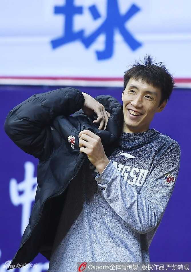 肯帝亚主场静候粤军 队员轻松备战氛围浓 吴冠希在篮下卡位要球,身体对抗中充满力量感,他在内线的轮换为球队提供了重要支持。