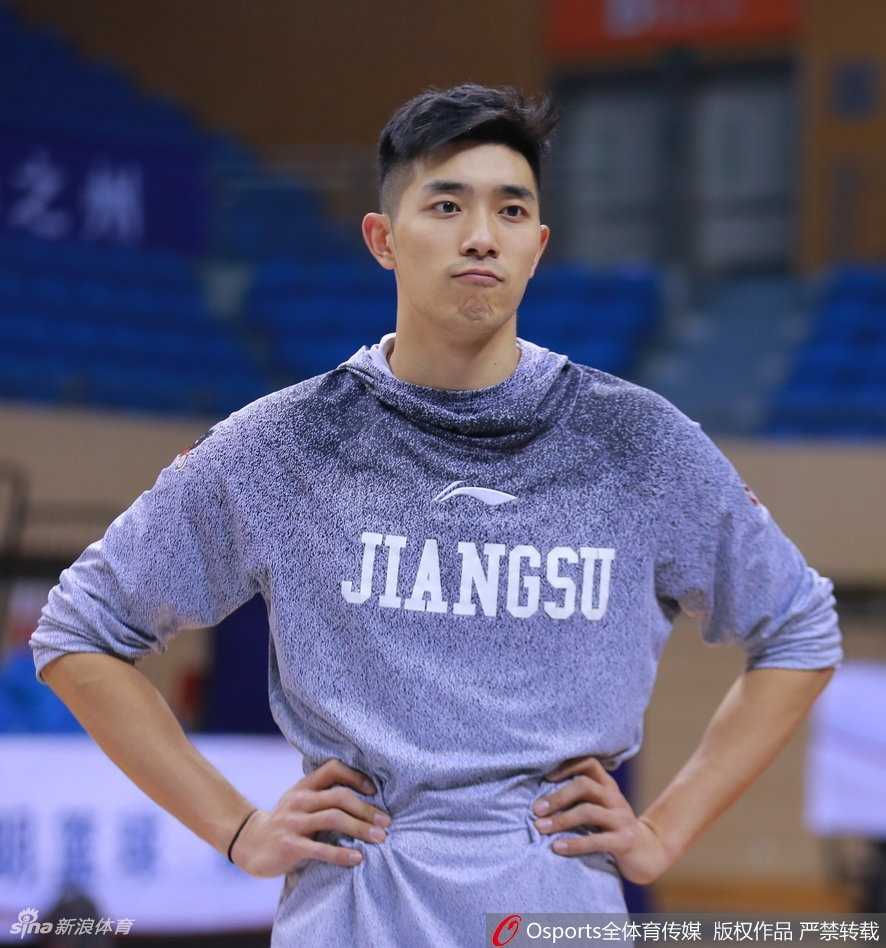 肯帝亚主场静候粤军 队员轻松备战氛围浓 李原宇在赛前热身中练习中投,神情认真,面对旧主广东队,他渴望用表现证明自己。