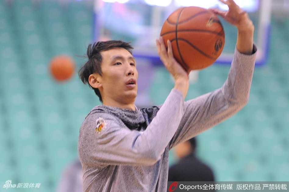 另一角度的抓拍，布鲁克斯与哈德森似乎在分享某个有趣的话题，巴斯在一旁露出了会心的微笑，整个训练场因为这三人的交流而充满了轻松愉快的气氛。