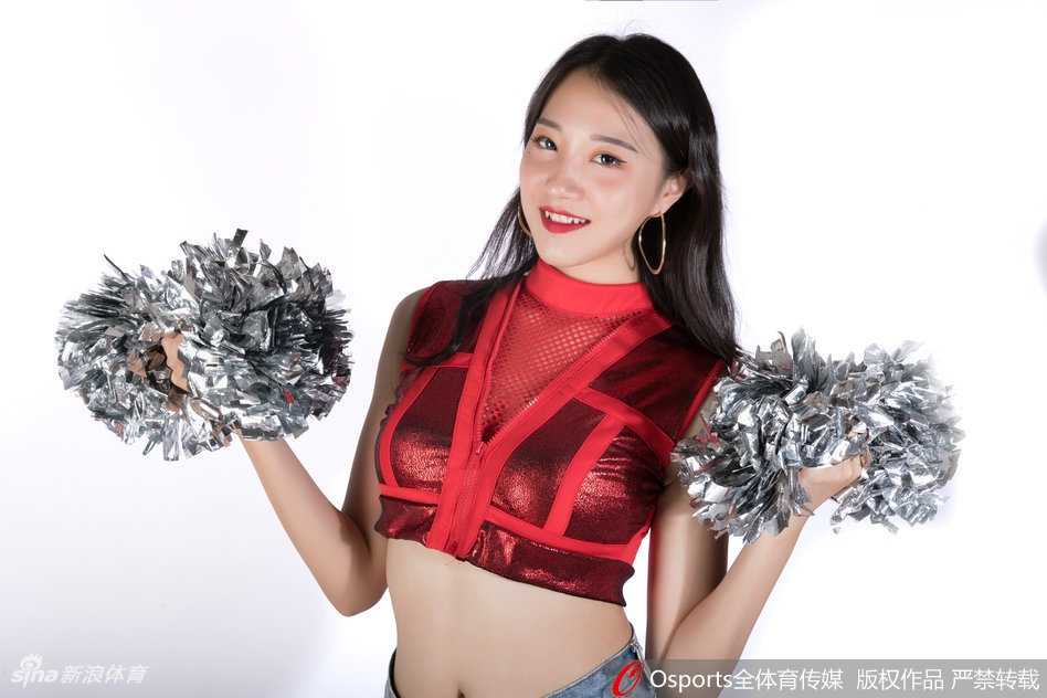 伴随着音乐的鼓点，一位宝贝高高跃起，长发在空中划出优美的弧线，瞬间的爆发力与柔美的身姿在这一刻完美交融。