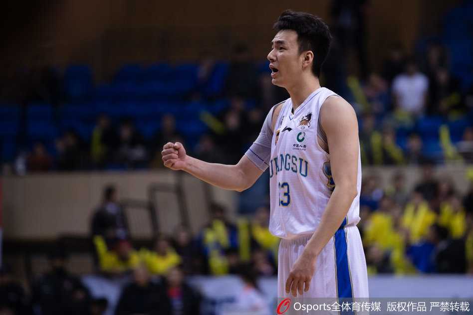 内线悍将吴冠希与对手在篮下展开激烈肉搏，他卡住有利位置，用一记势大力沉的单手劈扣终结进攻，强悍的身体对抗让现场球迷爆发出震耳欲聋的欢呼。